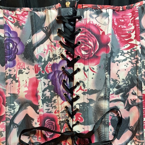Sexy Graffiti and Roses Corset - Picture 5 of 6